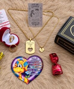 Así llega el combo de collares y anillos en baño de oro: caja de regalo, hilo rojo, tarjetas y chocolates - Jefer Store