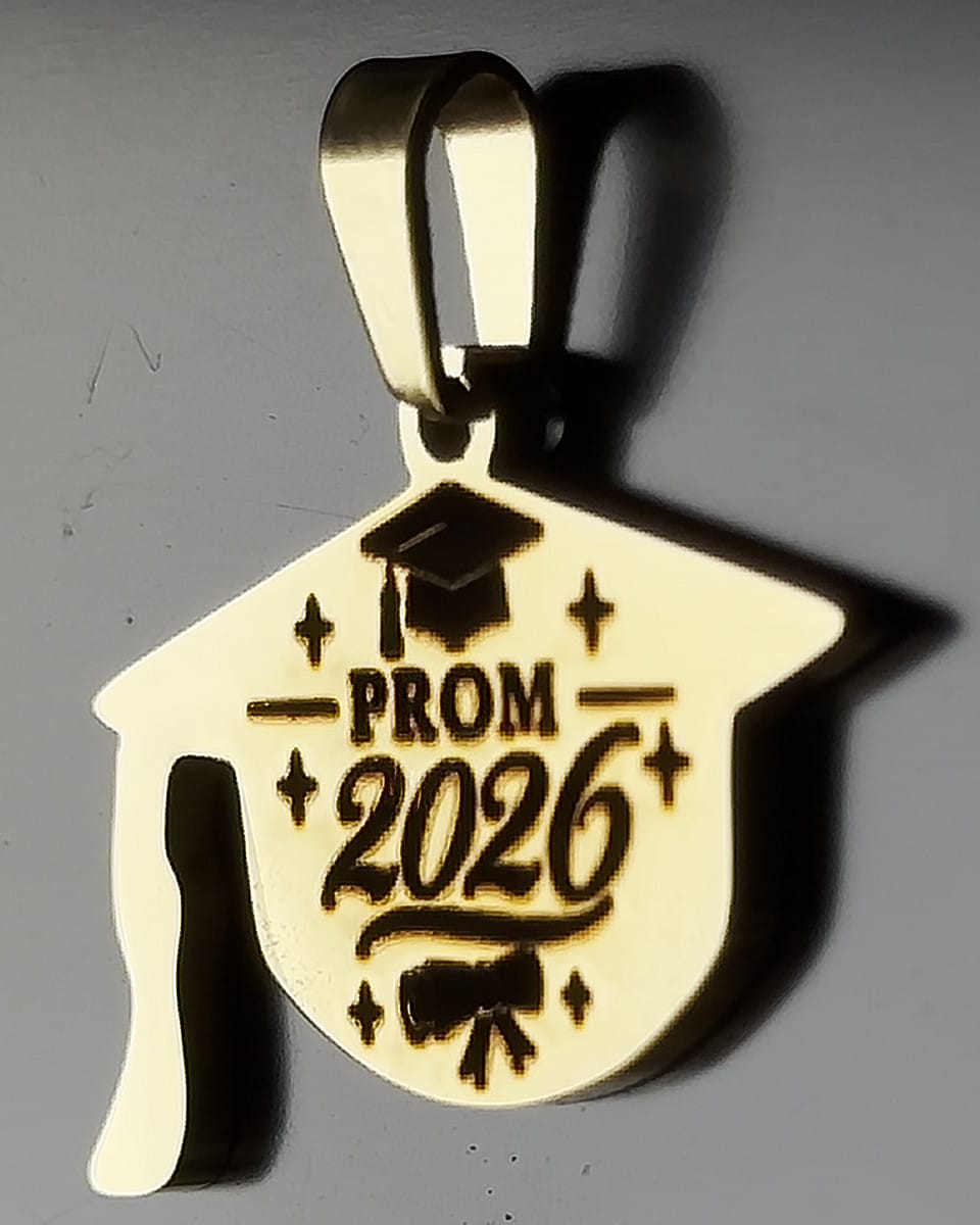 Birrete «Prom 2026» grabado a láser