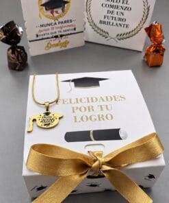 Collar dorado con dije de birrete «Prom 2026» en su caja de grado «Felicidades por tu logro» - Jefer Store