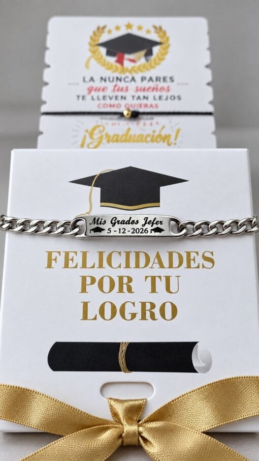 Inicio Pulsera de acero «Mis Grados» sobre la caja de grado «Felicidades por tu logro» con lazo dorado y la tarjeta de la manilla
