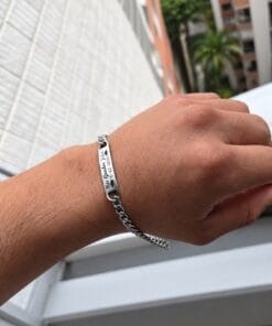 Foto real: pulsera de acero grabada «Mis Grados» con la fecha de grado, puesta en la muñeca - Jefer Store