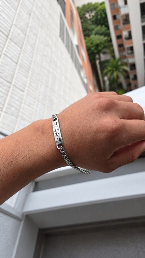 Inicio Pulsera de acero grabada «Mis Grados» con la fecha de grado, puesta en la muñeca