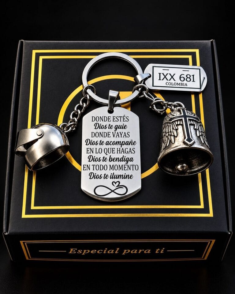 Inicio Llavero personalizado de 3 dijes «Donde estés, Dios te guíe» con casco, matrícula y campana biker, sobre su caja de regalo «Especial para ti»