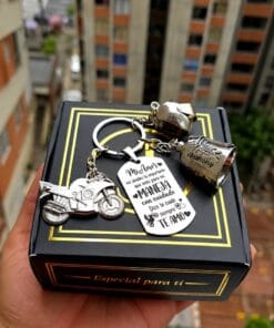 Foto real: llavero de 3 dijes «Maneja con cuidado» en su caja «Especial para ti» - Jefer Store