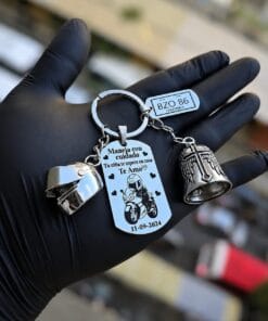 Foto real: llavero de 3 dijes «Maneja con cuidado, tu niña te espera en casa» con casco, matrícula y campana biker - Jefer Store
