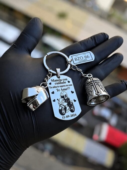 Foto real: llavero de 3 dijes «Maneja con cuidado, tu niña te espera en casa» con casco, matrícula y campana biker - Jefer Store